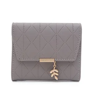 Petit portefeuille gris pour femme en cuir PU avec pendentif feuille et matelassage