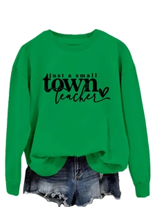 Détail du sweat-shirt vert avec l'imprimé just a small town teacher et col rond