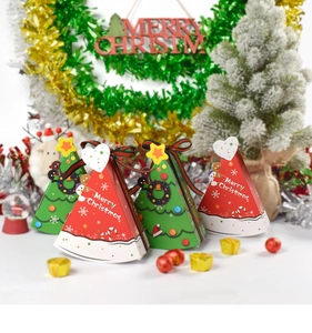 Dettaglio di scatole regalo di Natale a forma di albero con nastri a quadri rossi e verdi