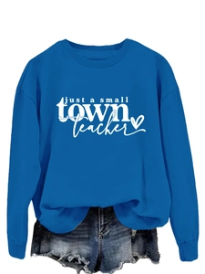 Détail du sweat bleu avec impression blanche Just a Small Town Teacher et petit cœur