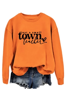 Détail de l'imprimé texte Just a Small Town Teacher sur un sweat en coton orange