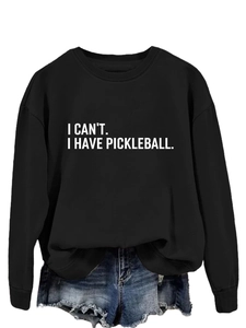 Detailansicht vom schwarzen Pickleball-Sweatshirt mit weißem Aufdruck und Jeansshorts