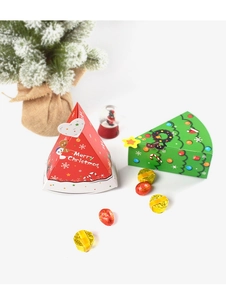 Dettaglio di scatole regalo di Natale triangolari con pupazzo di neve e motivi festivi
