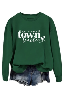 Détail du sweat vert foncé small town teacher avec graphismes cœur blanc