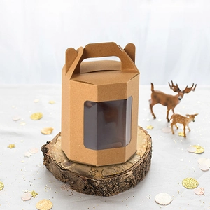 Scatola regalo esagonale in carta kraft marrone con finestra trasparente e maniglia superiore.