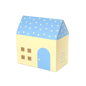 Scatola regalo a forma di casa con pareti gialle, tetto a pois blu e finestre laterali