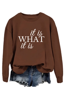 Detailaufnahme des Rundhalsausschnitts und des weißen Buchstaben-Prints auf braunem Sweatshirt