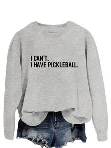 Detail von grauem Rundhals-Sweatshirt mit I Can't I Have Pickleball Spruchdruck