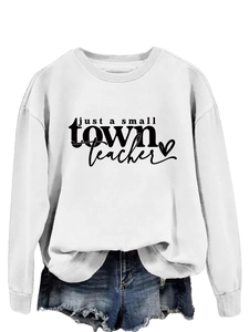 Détail du texte just a small town teacher et icône cœur sur sweatshirt blanc
