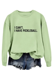 Detail eines hellgrünen Sweatshirts mit schwarzem I CAN'T I HAVE PICKLEBALL Aufdruck