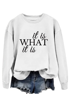 Detailansicht des it is WHAT it is Buchstabendrucks auf weißem Langarm-Sweatshirt