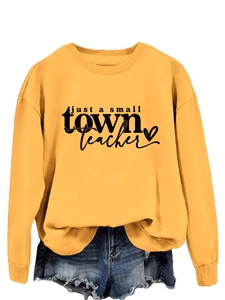 Détail de l'imprimé slogan just a small town teacher sur sweat jaune à manches longues
