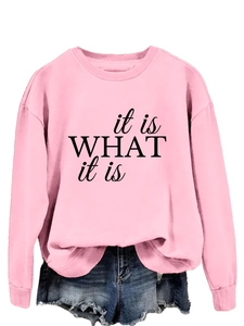 Detailansicht eines rosa Sweatshirts mit schwarzem it is what it is Buchstabenaufdruck