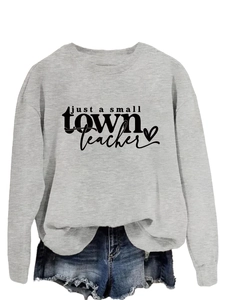 Détail du texte just a small town teacher et de l'imprimé cœur sur sweat gris