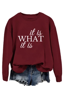 Detail eines burgunderroten Sweatshirts mit it is WHAT it is Schriftzug und Rundhals