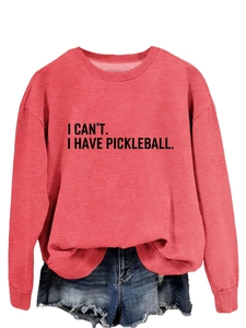 Detail eines Sweatshirts mit 'I CAN'T. I HAVE PICKLEBALL.' Grafik-Print in Rosenrot