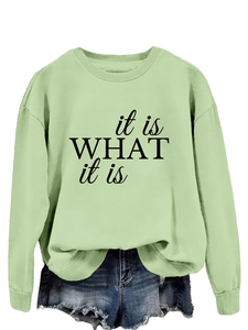Detail eines mintgrünen Sweatshirts mit schwarzem it is what it is Aufdruck für Damen