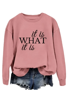 Detailansicht des rosa Sweatshirts mit dem schwarzen Aufdruck it is WHAT it is