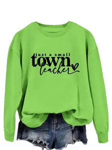 Détail du texte just a small town teacher et du graphique cœur sur sweat vert néon