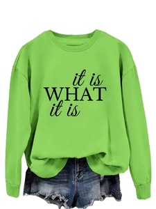 Detailaufnahme des it is what it is Aufdrucks auf neongrünem Rundhals-Sweatshirt