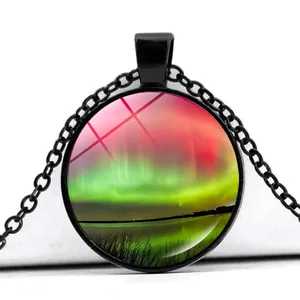 Vue macro du collier avec pendentif Aurore Boréale, cadre en métal noir et tons violets