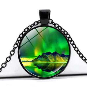 Gros plan du pendentif aurore boréale circulaire avec chaîne noire et cabochon en verre