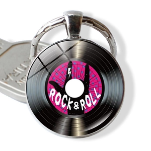 Dettaglio ravvicinato del portachiavi a disco in vinile rock and roll con centro rosa