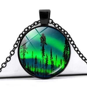 Collier pendentif aurore boréale avec silhouette de forêt et lumières polaires vertes