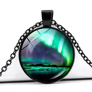 Collier avec pendentif aurore boréale noire et cabochon en verre motif galaxie