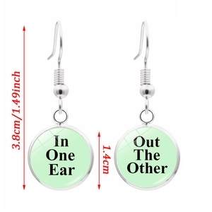Pendientes plateados con diseño 'In One Ear Out The Other' y colgantes redondos verdes