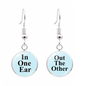 Pendientes plateados divertidos con colgantes azul claro y texto humorístico inglés