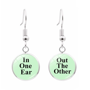 Divertidos pendientes de gancho plateados 'In One Ear Out The Other' verdes para mujer