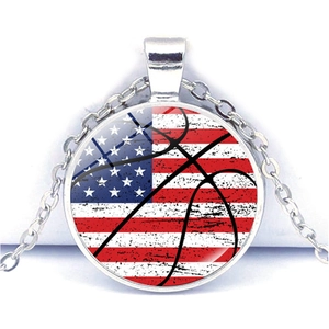 Détail du collier de basket en argent avec un pendentif arborant le drapeau américain