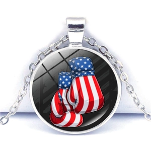 Détail du pendentif rond avec gants de boxe drapeau américain et chaîne argentée fine