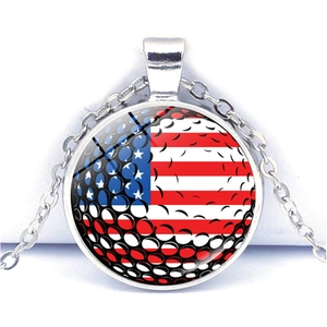 Vue détaillée du pendentif cabochon en verre drapeau américain avec chaîne argentée