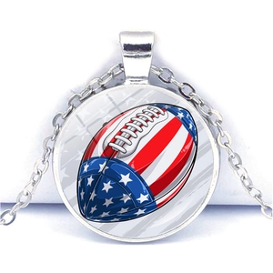 Collier argenté avec un pendentif rond au motif drapeau américain et football