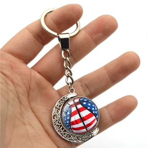 Porte-clés de basket-ball rotatif avec motif drapeau américain et cadre argenté