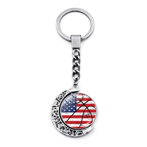 Détail du pendentif basket rotatif avec motif drapeau USA et cadre lune ajouré vintage
