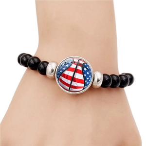 Pulsera de baloncesto con bandera de EE. UU. y cuentas negras con espaciadores para deportistas