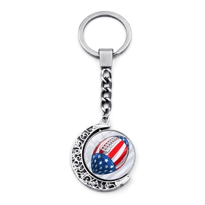 Gros plan du porte-clés rotatif avec pendentif de football américain aux couleurs USA