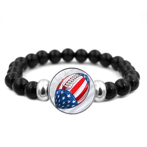 Detalle de pulsera de cuentas negras de ónix con dije de fútbol y bandera de EE. UU.