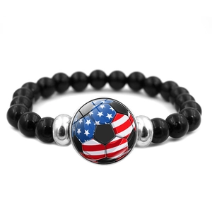 Pulsera de cuentas negras con balón de fútbol y bandera de EE. UU. en fondo blanco