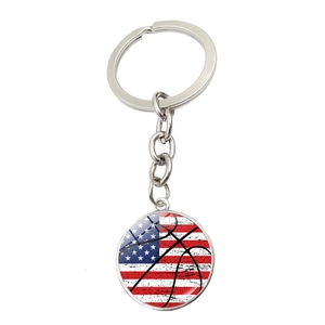 Dettaglio del portachiavi in lega di zinco con bandiera americana e basket