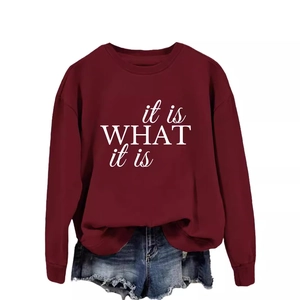 Klassisches weinrotes Sweatshirt mit it is what it is Aufdruck und Denim Shorts