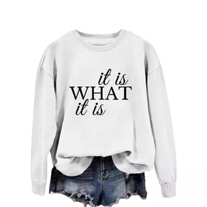 Weißes Crewneck-Sweatshirt mit 'it is WHAT it is' Print und Jeans-Shorts im Set