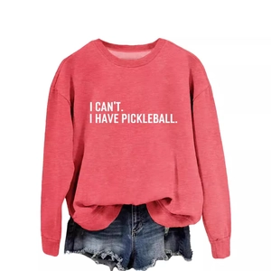 Wassermelonenrotes Pickleball Langarmshirt mit Jeans-Shorts auf weißem Hintergrund
