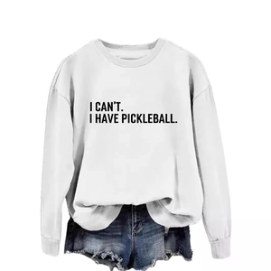 Weißes Pickleball-Sweatshirt mit Slogan und Jeansshorts für den sportlichen Look