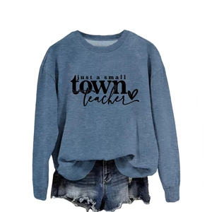 Sweat bleu à col rond avec imprimé just a small town teacher et short en denim