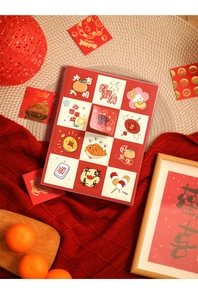 Detalle macro de la caja ciega roja de Año Nuevo Chino con 12 rejillas y motivos festivos