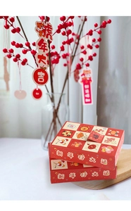 Primer plano de cajas rojas de regalo de Año Nuevo con patrones festivos de 12 celdas